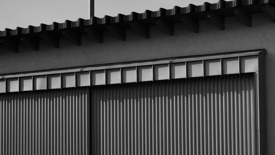 Nowoczesne garaże blaszane – jak dopasować wygląd do domu i otoczenia