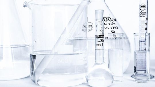 Nowoczesne laboratoria w Lubelszczyźnie - jak odpowiednie wyposażenie i bezpieczne plastiki laboratoryjne wspierają badania i edukację