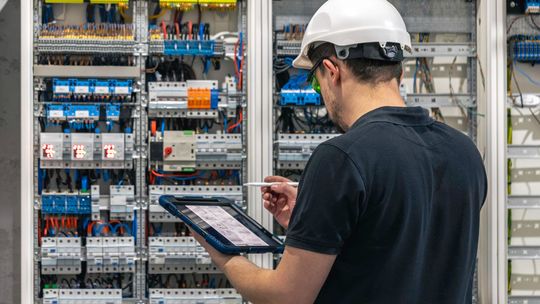 Nowoczesne sterowniki programowalne - w jaki sposób zapewniają precyzję i bezpieczeństwo w automatyce przemysłowej