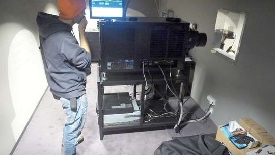 Nowoczesny projektor i ekran. Tak się zmieniło kameralne kino w CK