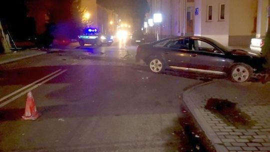 Noworoczny poranek w Chełmie. Młody kierowca staranował słup, ale dmuchać w alkomat nie chciał