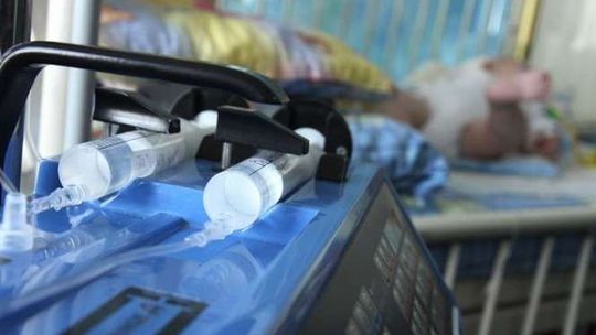 Noworodek porzucony na korytarzu szpitala. Walczy o życie