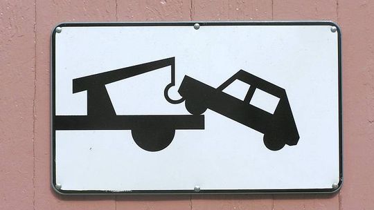 Nowy cennik opłat za odholowanie blokujących drogę aut