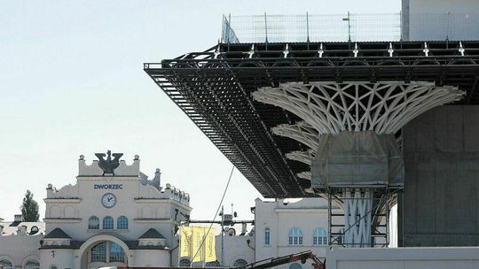 Nowy dworzec w budowie i już duży kłopot. Ktoś zapomniał, że będą schody