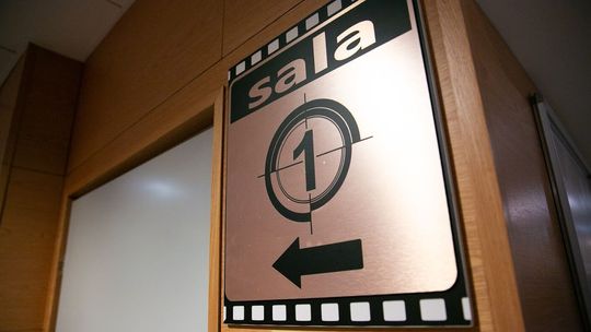 Nowy harmonogram luzowania obostrzeń. Kina i teatry będą otwarte wcześniej