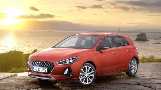 Nowy Hyundai i30 rzuca rękawicę golfowi