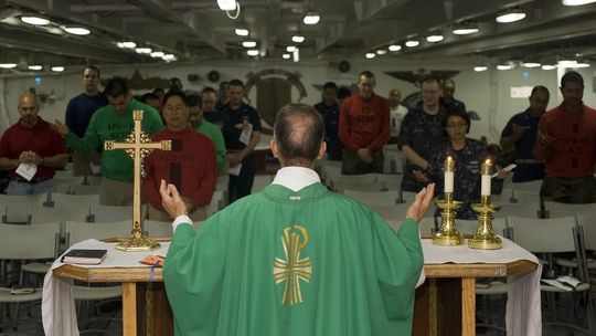 ksiądz odprawiający mszę