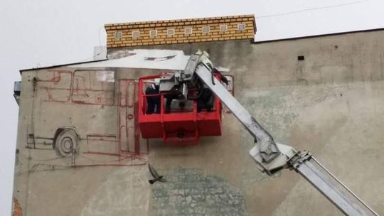Nowy mural powstaje na kamienicy w centrum Lublina