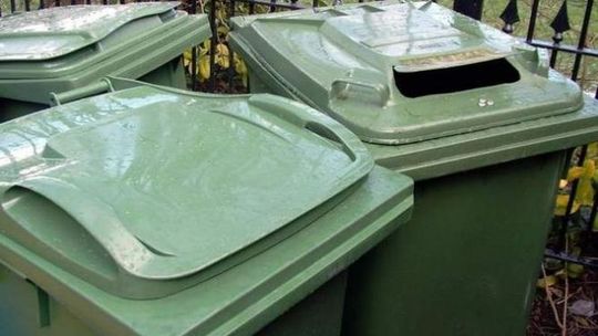 Nowy pomysł oszustów: Naciągają \"na śmietnik”
