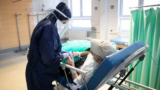 Nowy rekord zakażeń koronawirusem w Polsce: 1967 osób. Zmarło 30 chorych