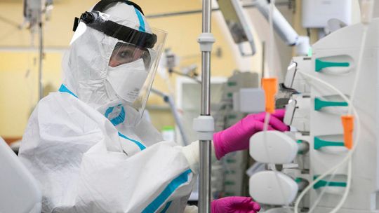 Nowy rekord zakażeń koronawirusem w Polsce - 24 692 przypadków. Zmarły 373 osoby