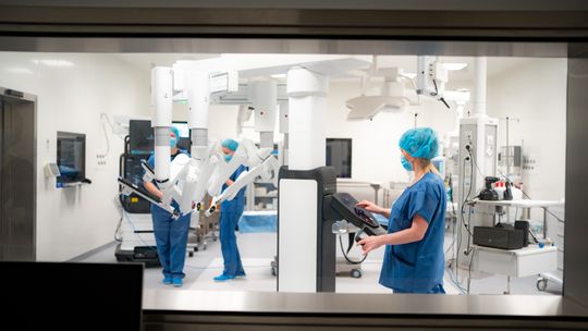 Nowy robot chirurgiczny da Vinci 5 już operuje w Lublinie. To pierwsze takie urządzenie w regionie