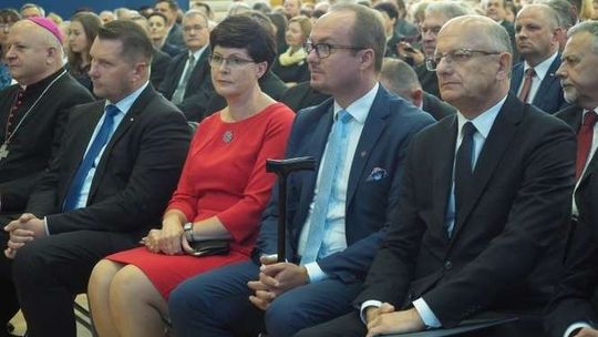 Nowy rok szkolny: Wojewoda na miejskiej inauguracji o reformie i korepetycjach