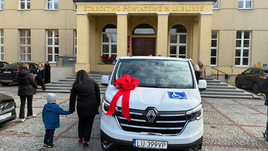 Nowy samochód od starostwa dla DPS w Matczynie. Będzie służył blisko 200 mieszkańcom