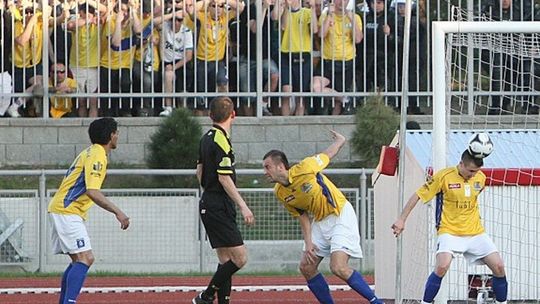 Nowy stadion, a kibice gości mecze oglądają zza płotu (wideo)