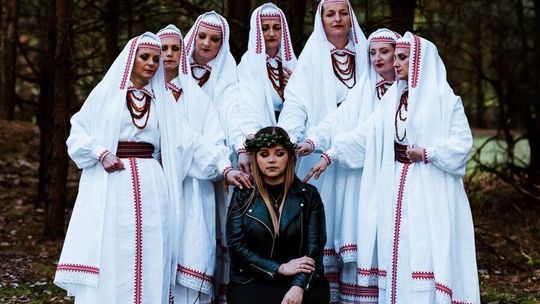 Nowy teledysk zwyciężczyni The Voice of Poland. W tle biłgorajski las i folklor
