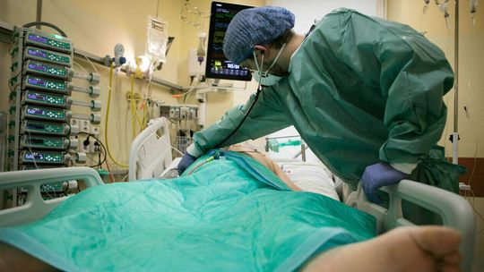 Nowy wariant koronawirusa. Jak bardzo jest groźny?