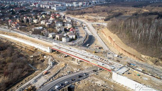 Nowy wiadukt, nowa kładka dla pieszych. Przebudowa skrzyżowania al. Solidarności i Sikorskiego. Zdjęcia z drona