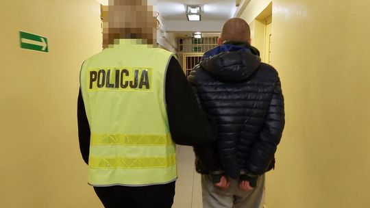 Pół roku przemocy, wyzwisk i nocnych awantur. Finał? Nóż w ręku i groźby zabójstwa. 41-letni mieszkaniec Chełma decyzją sądu trafił na trzy miesiące do aresztu.