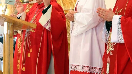 Nożownik zaatakował biskupa. Ciężko ranny został jego kierowca