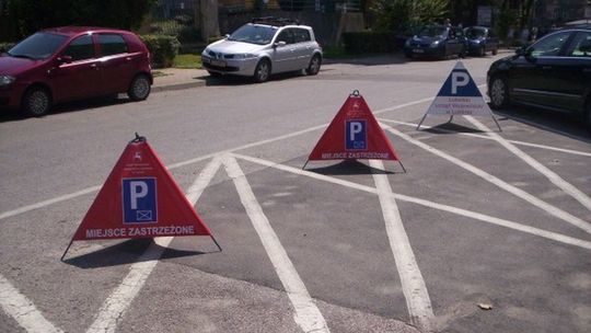  O co chodzi z kolorowymi pachołkami przed urzędami w Lublinie