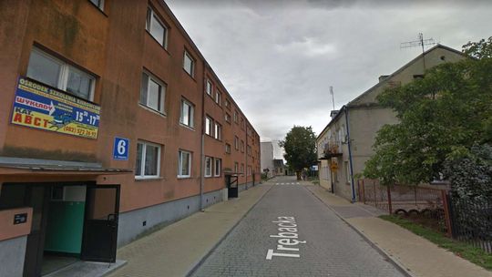 O krok od tragedii. 2-letni chłopiec wyszedł przez okno na parapet w bloku