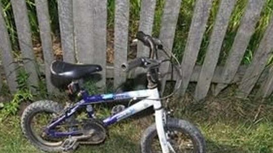 O krok od tragedii. Auto potrąciło 4-latka na rowerze