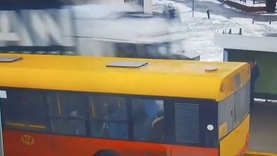 O krok od tragedii. Ciężarówka przejechała po przystanku [wideo]