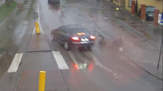 O krok od tragedii. Kierowca audi wjechał w dwóch 14-latków. Wszystko nagrała kamera