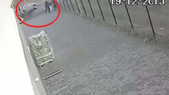 O krok od tragedii. Kierowca bmw prawie wjechał w ludzi (WIDEO)