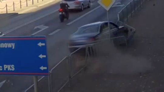 O krok od tragedii. Nie zauważył auta, samochód wbił się w barierki [wideo z monitoringu]