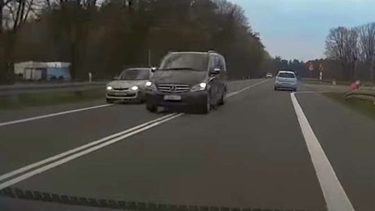 O krok od tragedii. Niebezpieczne wyprzedzanie na podwójnej ciągłej na krajowej "17"