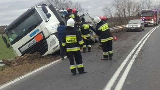 O krok od tragedii. Wiózł butle z gazem, stracił panowanie i uderzył w bariery