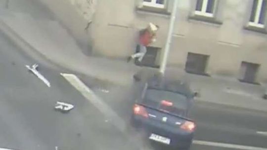 O krok od tragedii. Życie uratowała jej tylko latarnia (wideo)