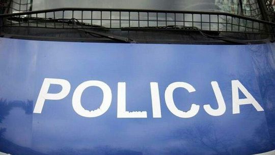 O mało nie potrącili policjanta. Potem rzucili się na mundurowych z pięściami