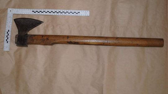 O mało nie zabił żony siekierą. Uratowała ją córka