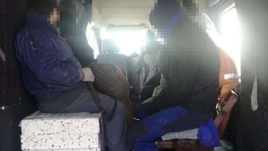 O siedmiu pasażerów za dużo. Siedzieli na ławce i styropianie