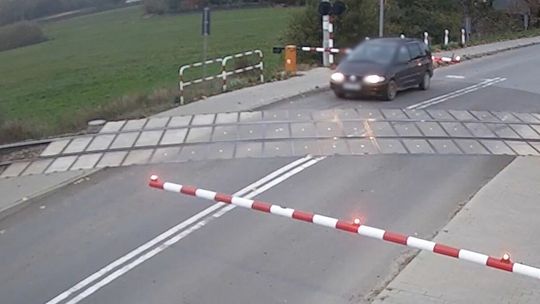 O włos od tragedii na torach. Mimo ostrzeżeń wjechał na przejazd. I utknął [wideo]