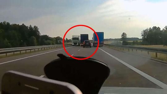 O włos od tragedii. Niebezpieczne wyprzedzanie kierowcy ciężarówki [wideo]