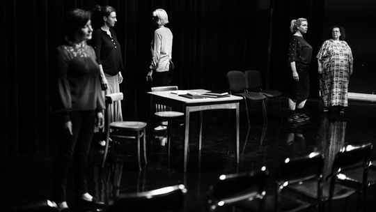 O życiu i śmierci na deskach domu kultury. Glosa zaprasza na spektakl