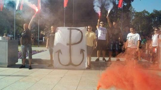 Obchody 73. rocznicy powstania warszawskiego na pl. Litewskim. Syreny zawyły