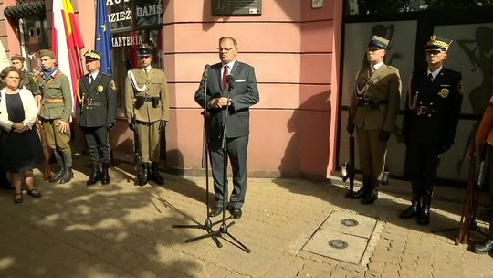 Obchody rocznicy Powstania Warszawskiego przed tablicą upamiętniającą podpisanie rozkazu do rozpoczęcia zrywu