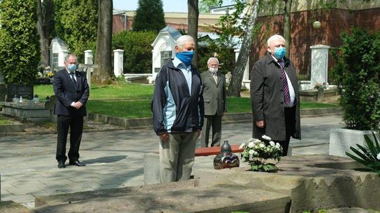 Obchody Święta Pracy w Lublinie. Delegacje złożyły kwiaty na cmentarzu przy ul. Lipowej [zdjęcia]
