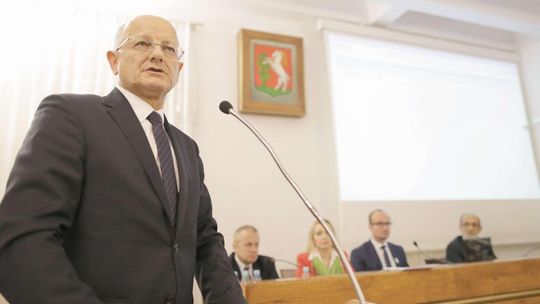 Obcięli wynagrodzenie, podnieśli mu dodatek. Prezydent Żuk straci... 70 zł