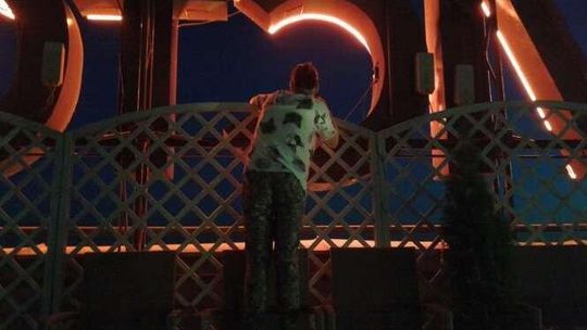 Obiektywy nad miastem. Fotografowali nocą z dachu hotelu Victoria