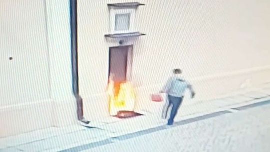 Oblał benzyną drzwi kościoła i podpalił. Wszystko nagrała kamera [wideo z monitoringu]