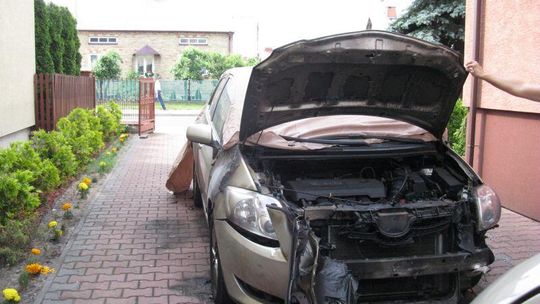 Oblał samochody benzyną i podpalił (zdjęcia)