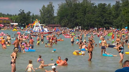 Oblężona plaża w Okunince. Tłumy ludzi na plaży i w jeziorze