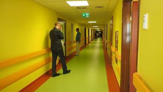 Obniżki pensji nie obejmą dyrekcji szpitala. Związki: bez protestu się nie obędzie