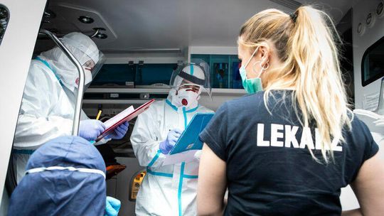 Obostrzenia na wakacje. Kiedy decyzje?